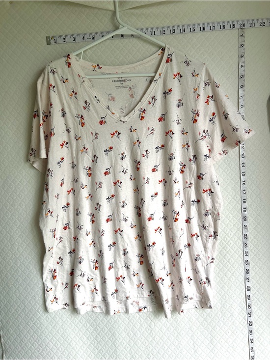 Penningtons Tops - Penningtons Cream V-Neck Short Sleeve Top with Red & Navy Floral Print